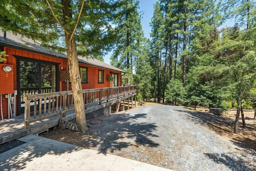 The Hideout - Pet Friendly - The Perfect Spot for a Relaxing Yosemite Vacation by Yosemite Region Resorts