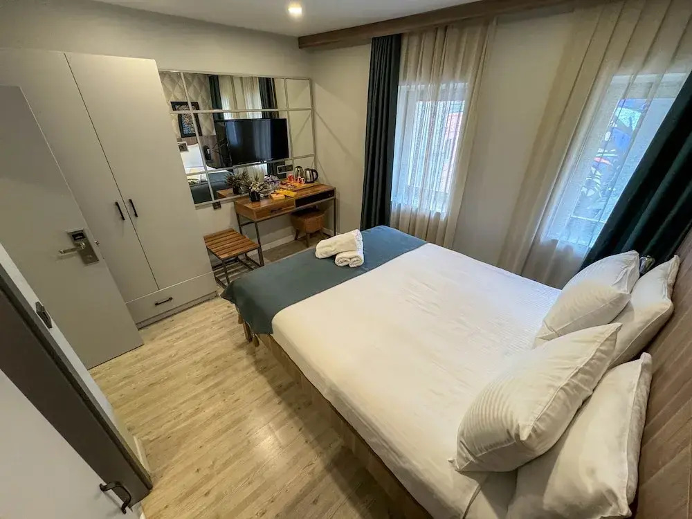 Zeno Suites Hotel
