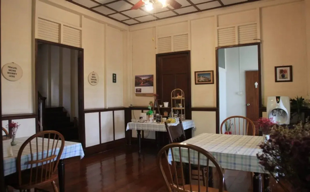 24 Samsen Heritage House