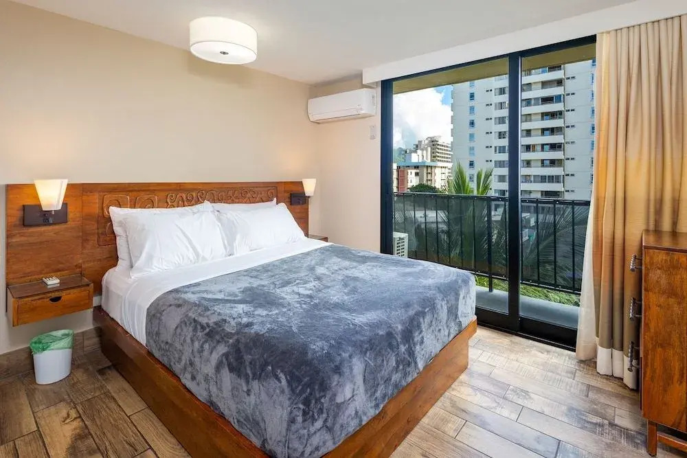 Gorgeous One Bedroom Bamboo Blocks From the Beach by Redawning