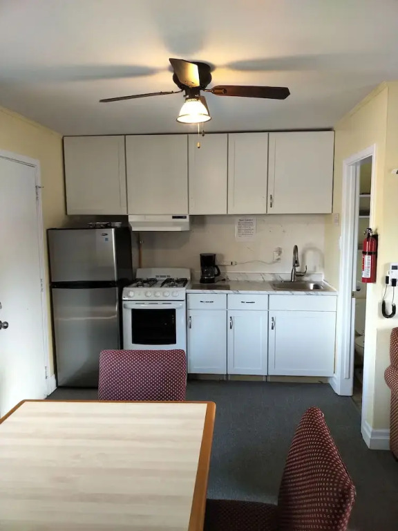 The Pinewood - Adult Getaway by the Lake