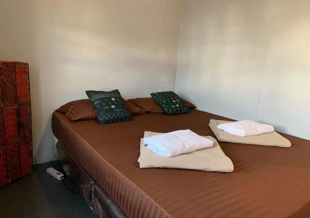 J Giant Hostel