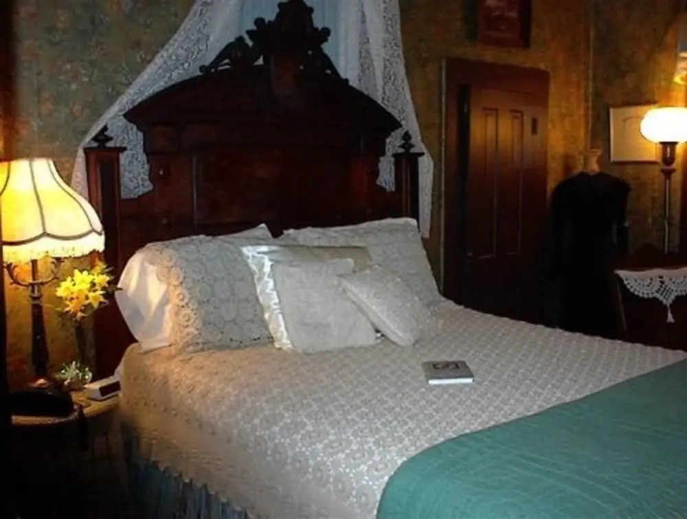 Carleton House Bed and Breakfast