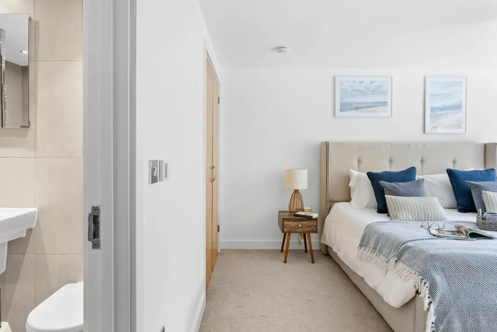 A7 Masts - Striking beachside apartment with beautiful sea views, private balcony and secure parking