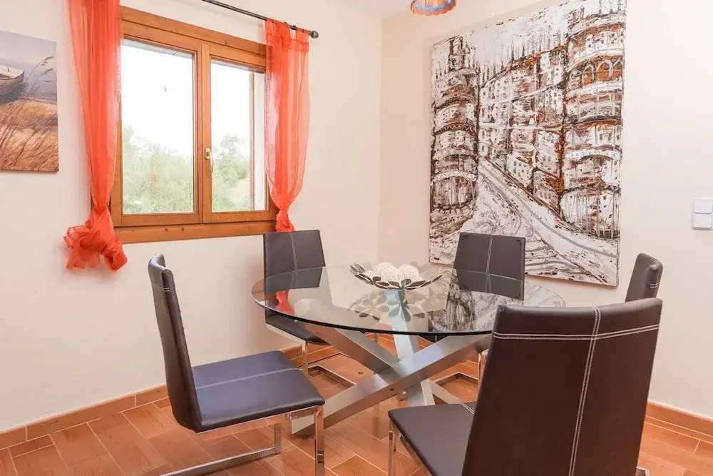 Can Canals in Art With 5 Bedrooms and 4 Bathrooms