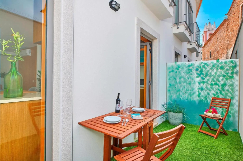 Stylish Townhouse In Tavira Centre, Shared Pool