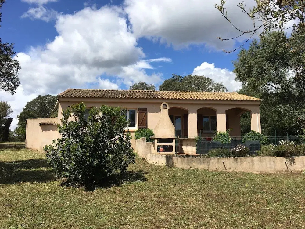 Cosy Holiday Home With Swimming Pool in Stunning Location Near the Beaches!