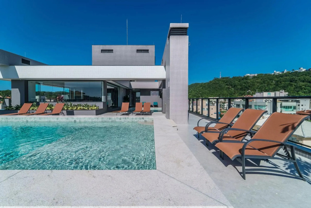 Adra 102 - Apartamento no centro de Bombinhas - Finamente mobiliado e decorado - Rooftop com piscina e academia - À poucos metros da praia
