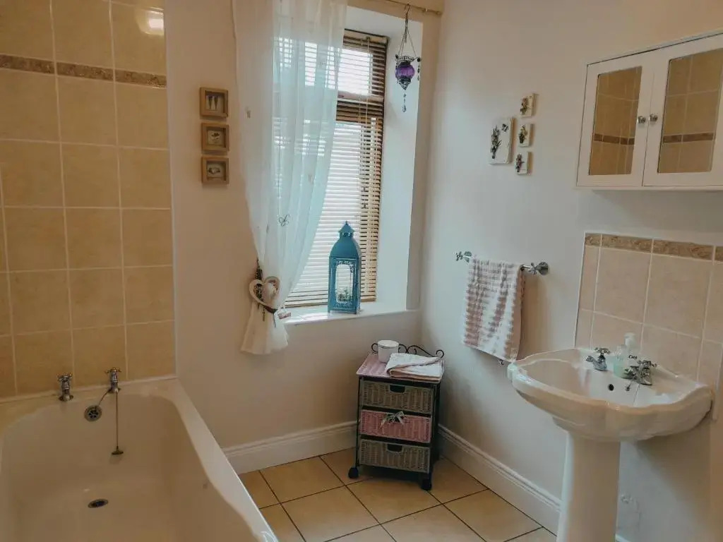 Luxury 3 bedroom house with peaceful garden, sleeps 6 and 2 mins to beach