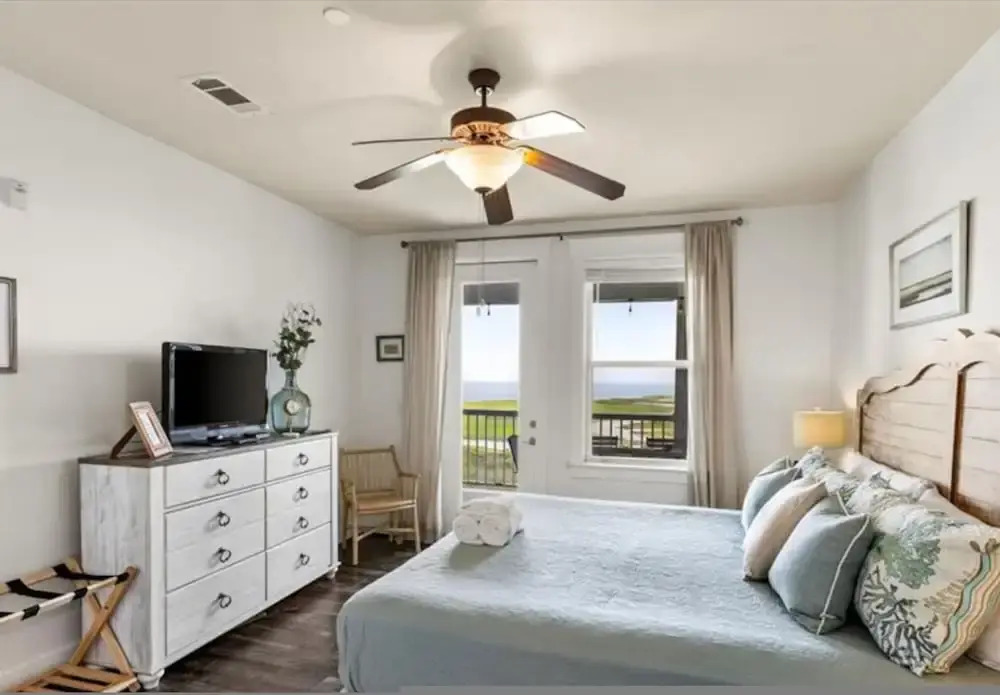 Resort Living on the Bay 2 bed 2 Bath Gorgeous bay Views