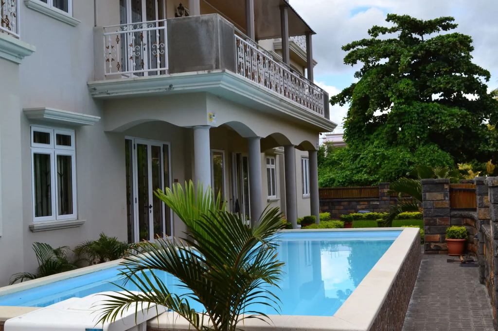 Jet Villa - Amandier 2-Bedroom Apartment with Pool near Flic en Flac Beach