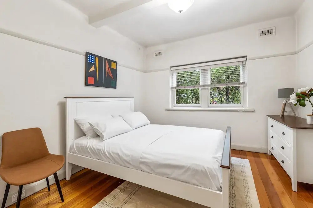 Charming 2-bed Apartment With Fireplace & Parking