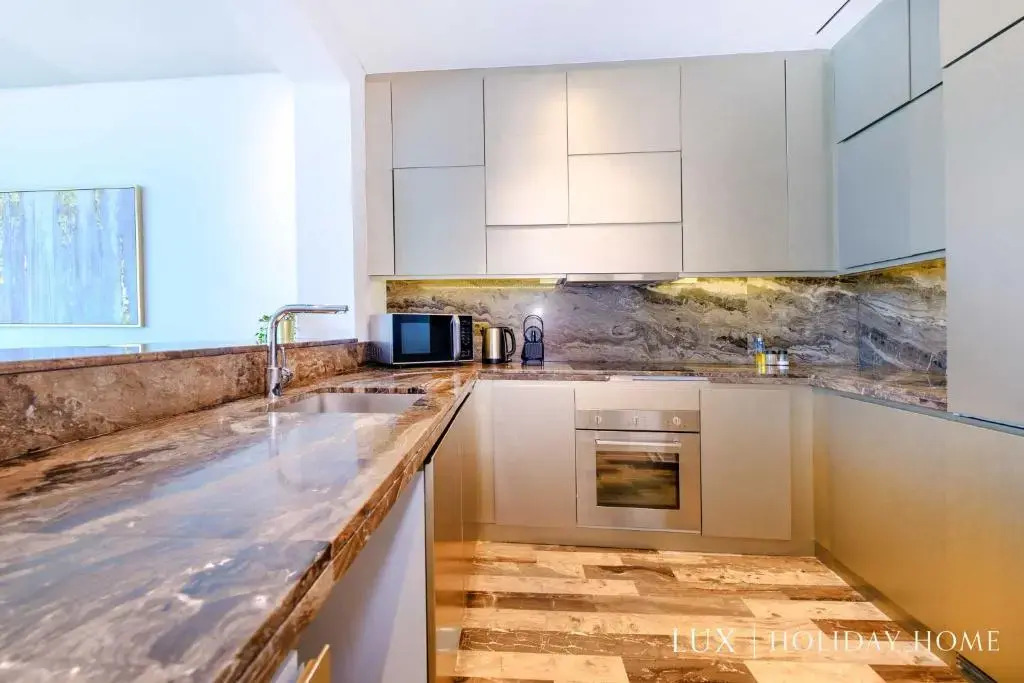 LUX - Lavish Suite with Full Palm Jumeirah View 2