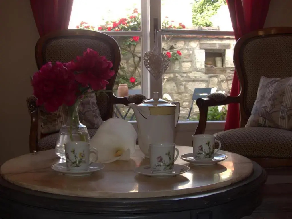 Gîte Moderne 10 Pers. en Touraine avec Jardin, WiFi, Près de la Vienne et Vignobles de Chinon - FR-1-381-395
