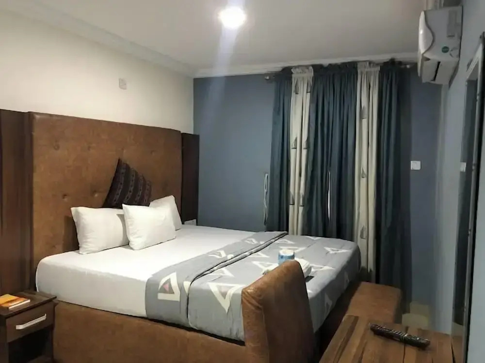 Arlington Hotels and Suites LTD