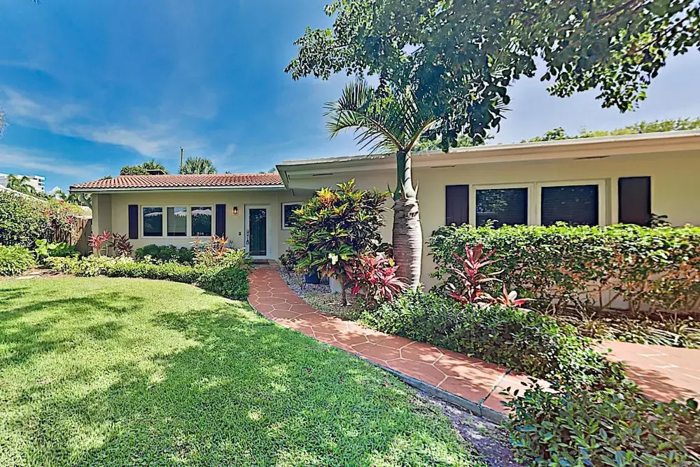 Steps To Beach! Heated Pool, Spa & Chefs Kitchen 3 Bedroom Home