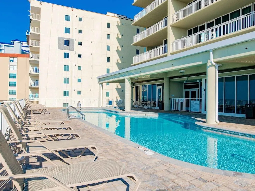 The Colonnades 302