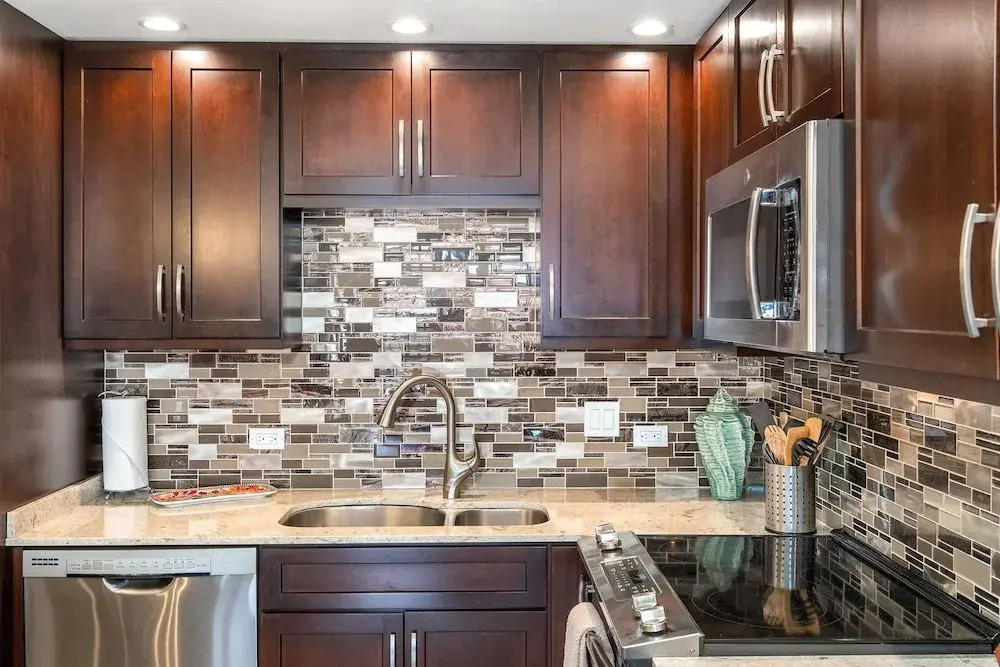 Kamaole Sands 3-406 - Modern Kitchen, Large Lanai, Enclosed Private MB, Split AC