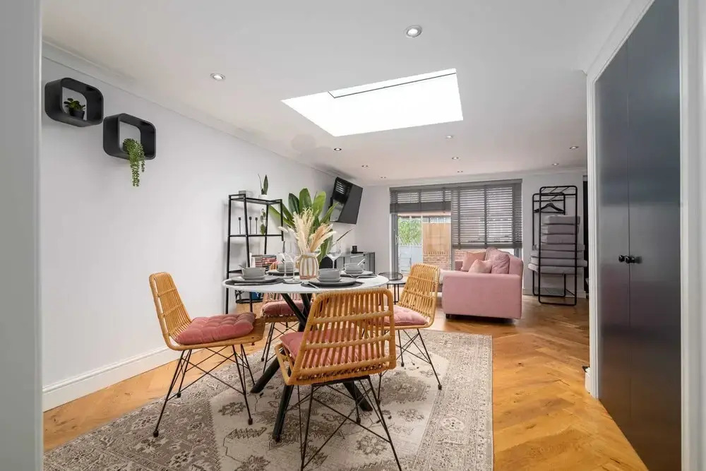 Guestready - Unique Home Near Wimbledon With Gorgeous Deck and Parking, Morden