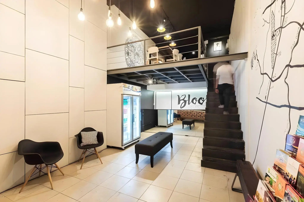BLOOMZ HOSTEL