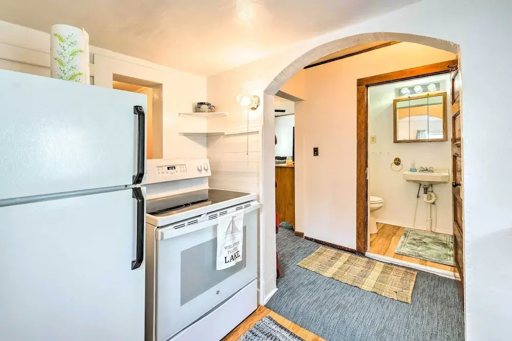 Historic Cabin Retreat: Steps to Okoboji Lake