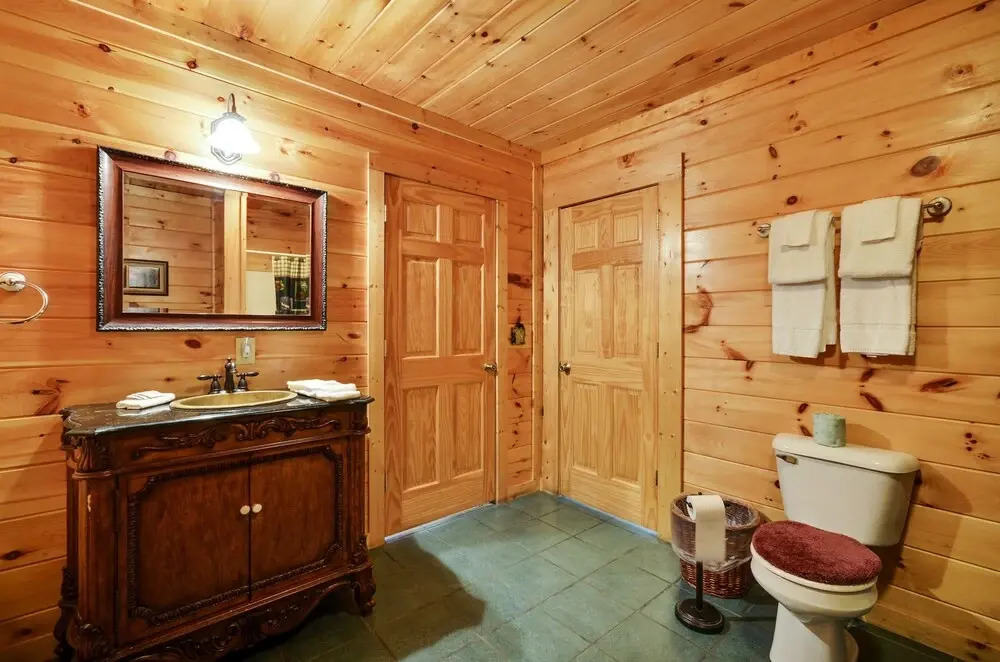 Spacious Cubby Bear Cabin with Private Hot Tub by Redawning