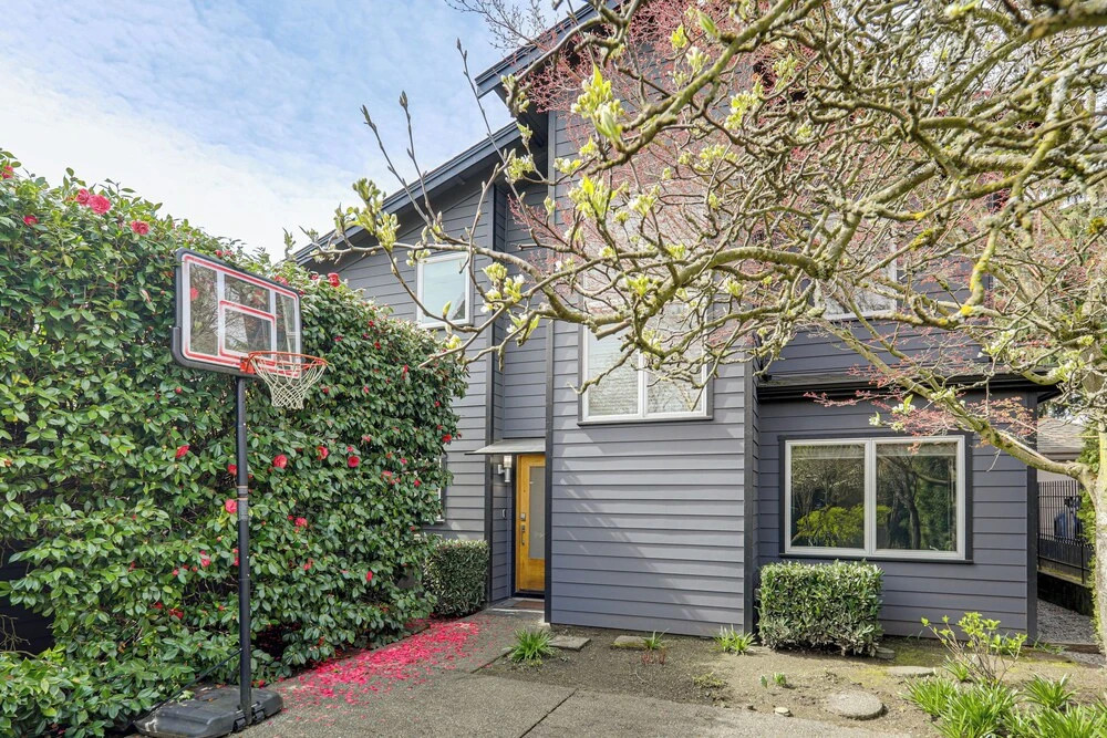 Modern Broadway Luxury: Spacious Seattle Home
