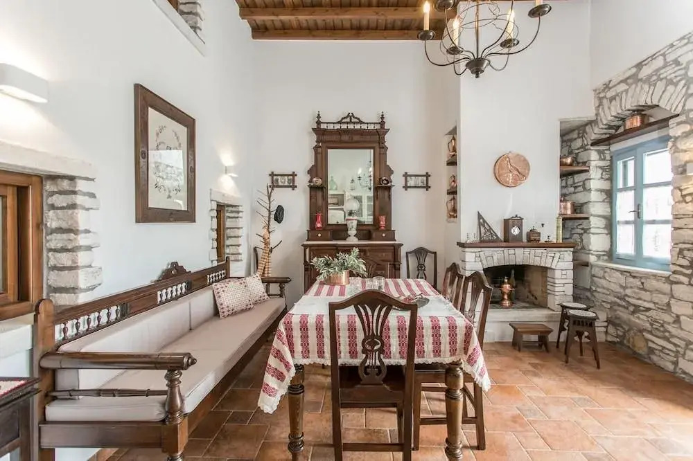 Traditional Inn Pirethron