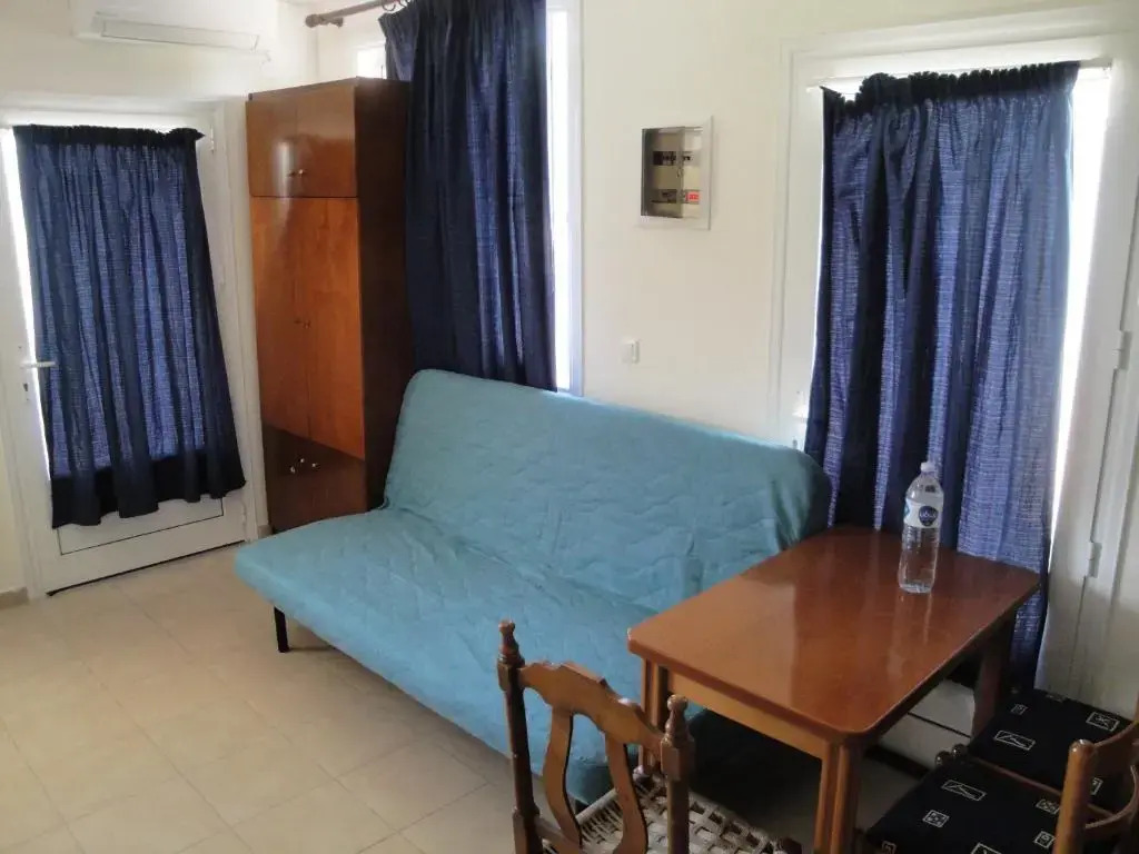 R.A.F. nice studio with garden& parking
