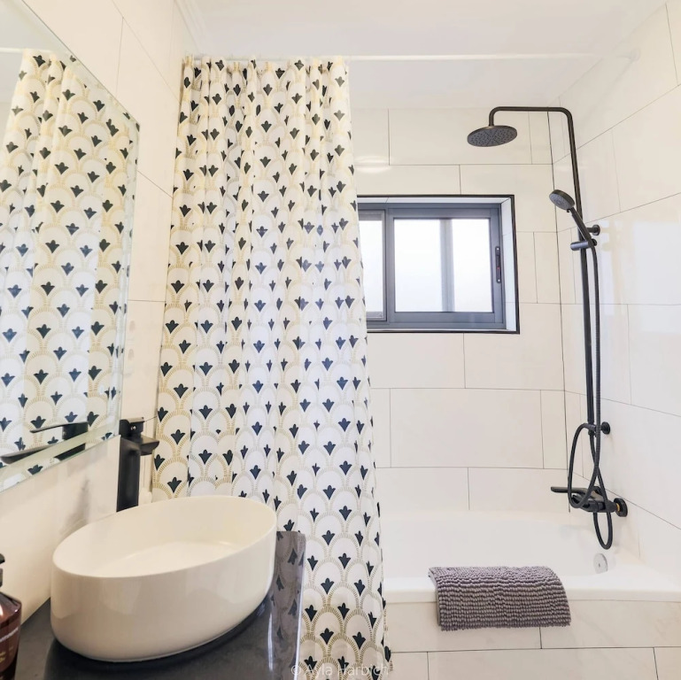 Character 2BR Upper Retreat With BBQ Terrace Parking