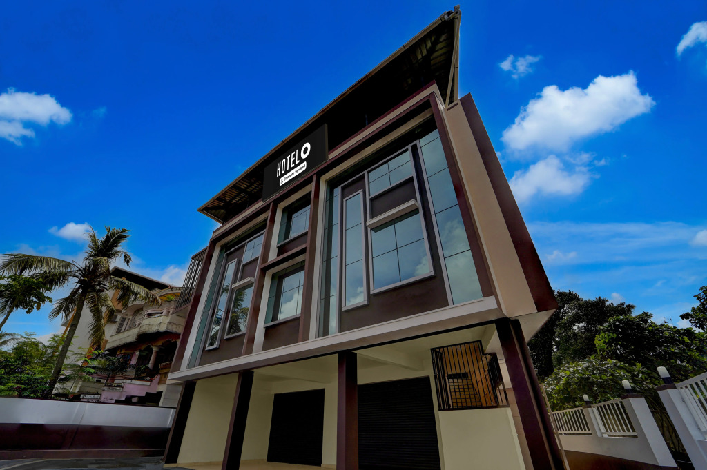 Super Hotel O Engineering College Sreekaryam Formerly B S Plaza