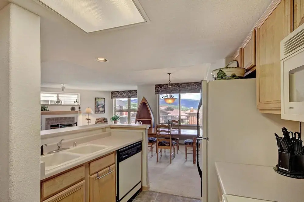 Towers at Lakepoint 605 by RedAwning