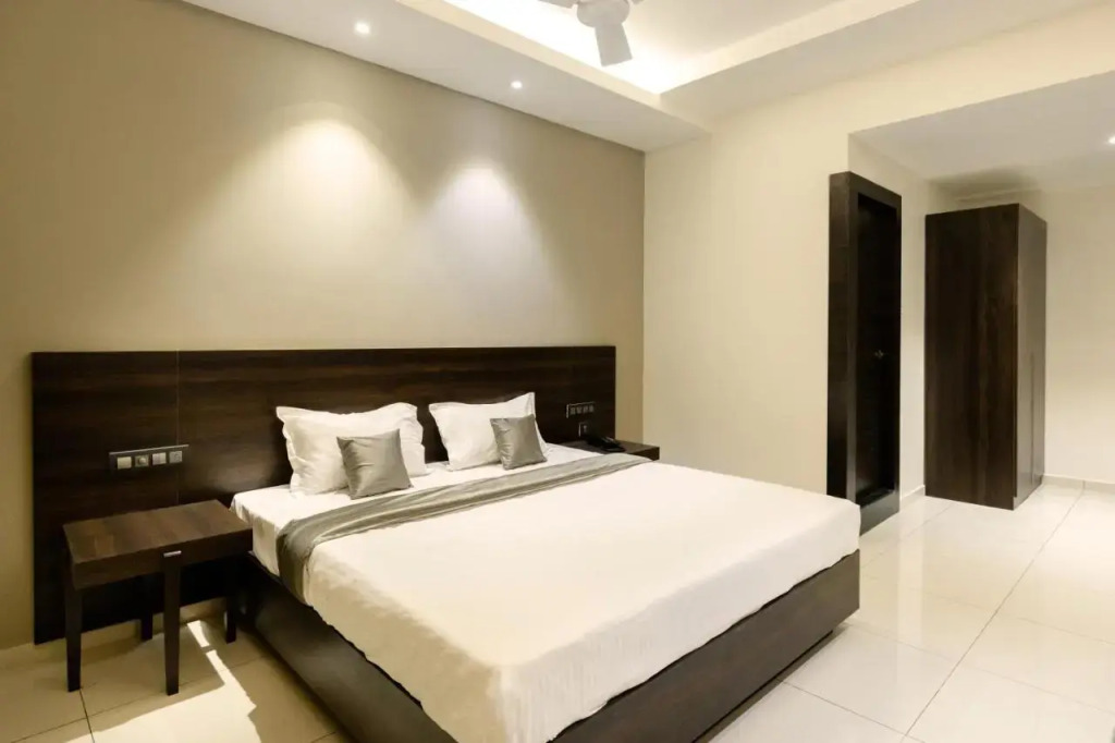 Hotel Paramount Suites & Service Apartments