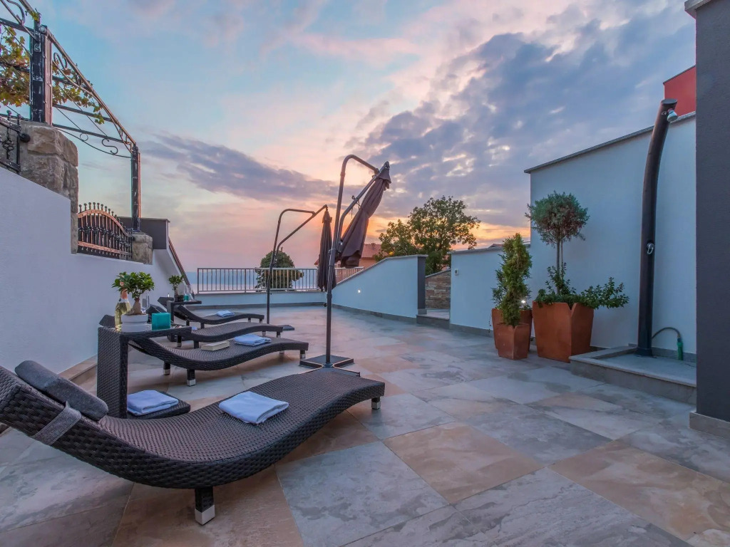 Nice apartment with pool and covered balcony with sea view !