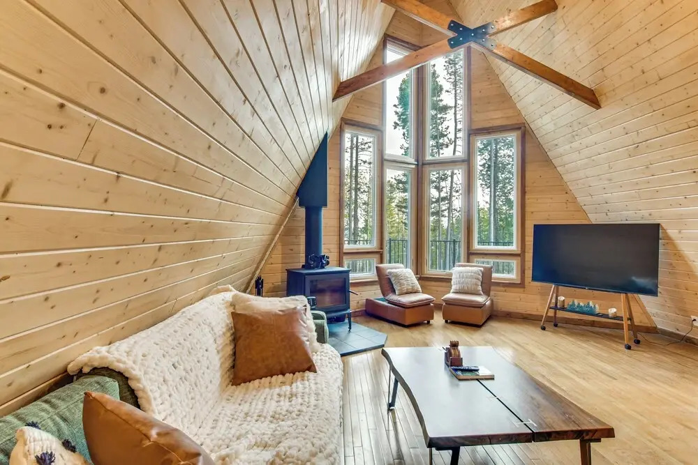 Wooded Retreat w/ Private Hot Tub in Evergreen