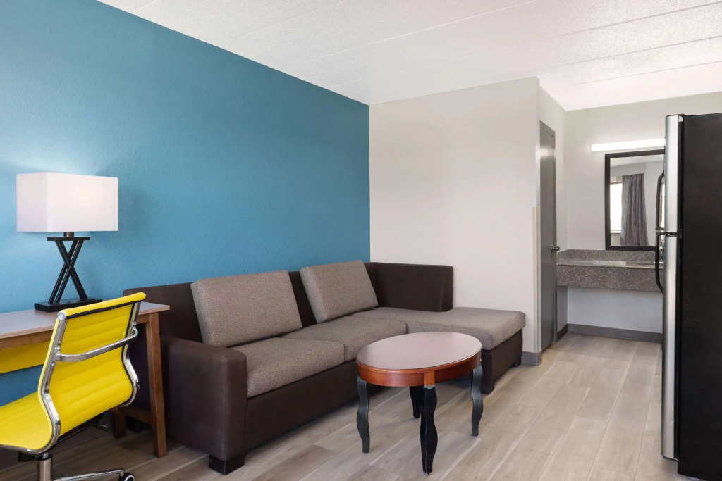 Days Inn & Suites by Wyndham Indianapolis Airport East