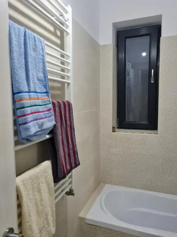 Deluxe 2 bedroom apartment with balcony and private parking