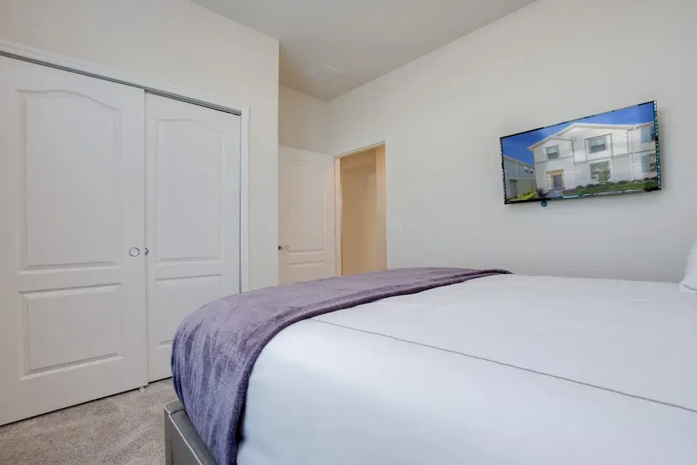 5 Bed 4 Bathroom Town Home
