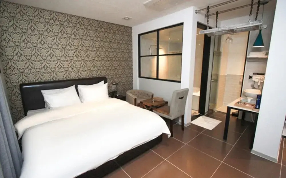 Changwon Palyongdong Praha Hotel