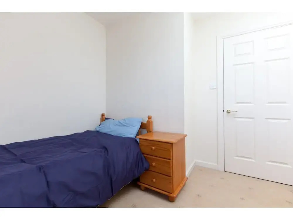 Bright, Modern 2BR Flat for 3 With Parking