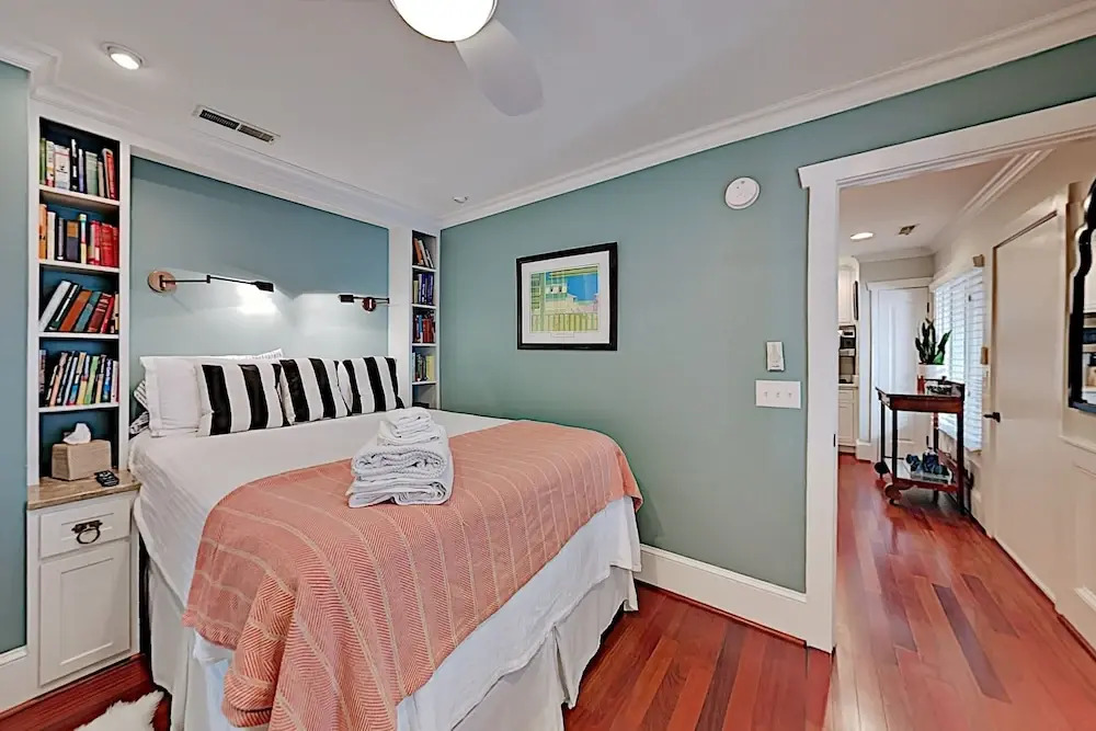 Super-chic Riverside - 2 Blocks From Water 1 Bedroom Condo