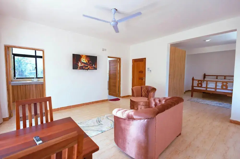 Diani Luxe Villa ,Private Suites with Kitchens, 600m from Diani Beach