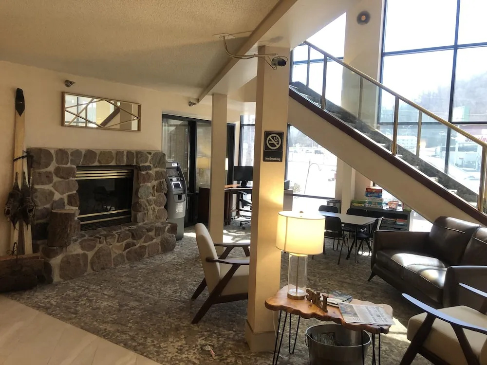 Express Suites Riverport Inn & Suites