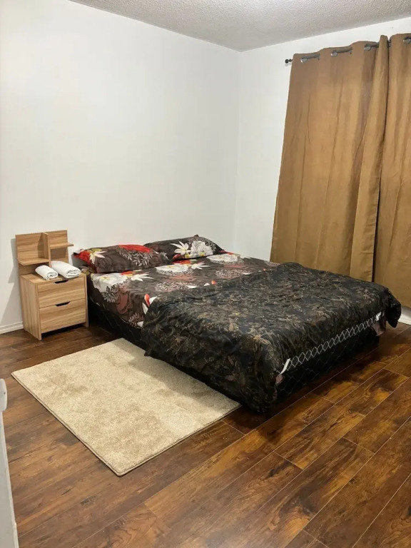 Queen room near Sheridan College