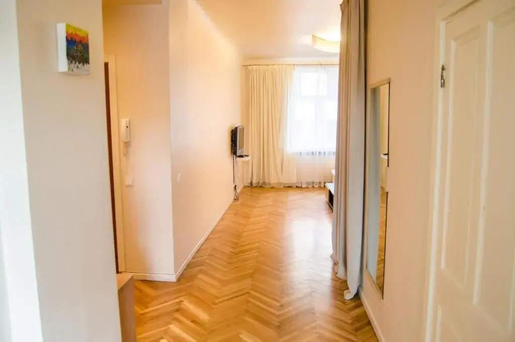 City Inn Riga App 2026 renovated, Town Hall view with parking