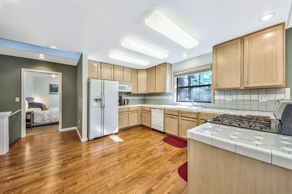 Bright, Rustic And Spacious 2br - Near The Beach 2 Bedroom Home by Redawning