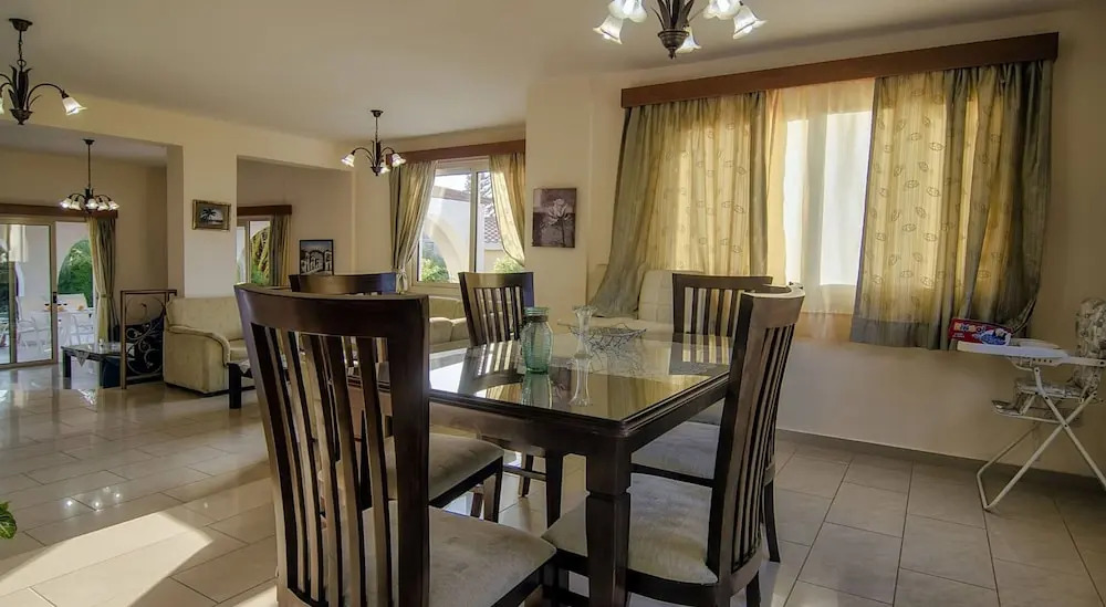 Amazing Pool, Complete Privacy, Amenities and Beach Nearby