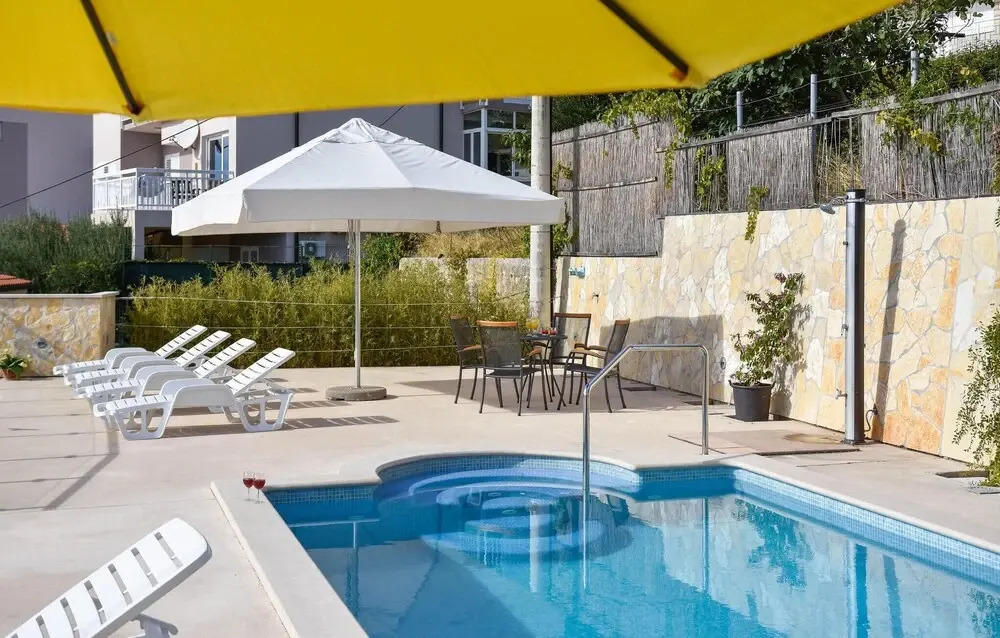 Amazing Home in Lokva Rogoznica With Wifi and 3 Bedrooms