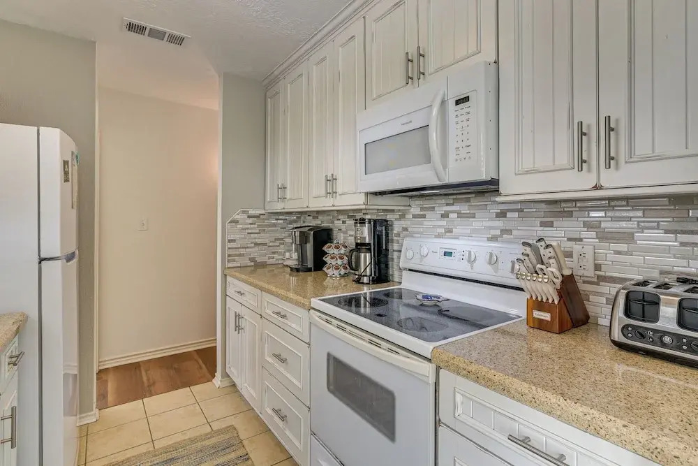 Ocean-view Beach House in Galveston, Dogs Welcome!