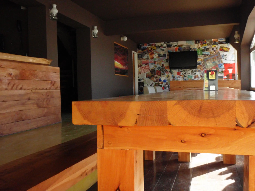 Moving Hostel Travel Bar